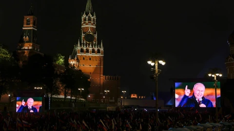 Symbolbild: Putin auf Bildschirmen bei einem Auftritt vor dem Kreml.