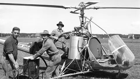 Auch in der Schweiz wurde DDT verwendet. Im Bild ein Helikopter von 1949. Damit wurden grosse Flächen mit Gesarol besprüht, das den Wirkstoff DDT enthält. 