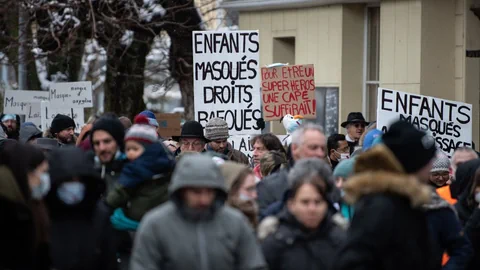 Eltern demonstrieren.