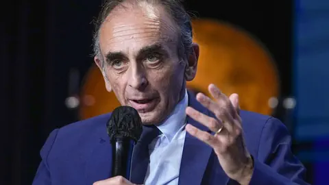 Eric Zemmour spricht in ein Mikrofon und gestikuliert.