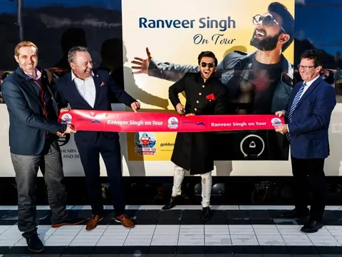 Ranveer Singh vor Goldenpass-Zug mit seinem Bild.