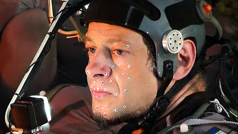 Andy Serkis mit Helm und Punkten im Gesicht