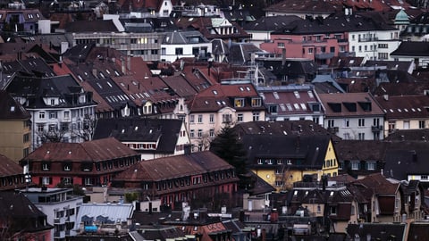 Luftaufnahme von städtischen Häusern mit roten Dächern.