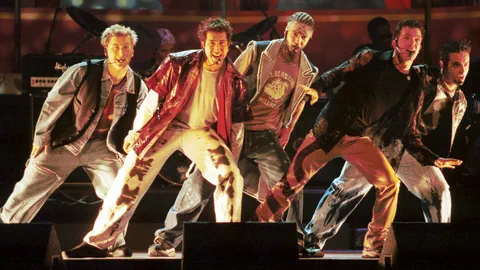 Die jungen NSYNC performen auf einer Bühne.