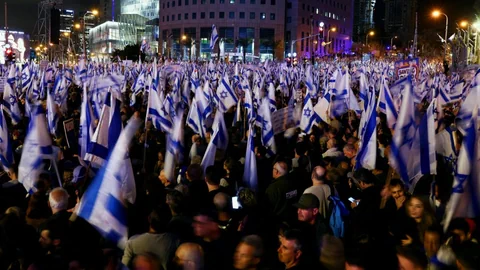 Die Menschen halten während einer Demonstration Israel-Flaggen.