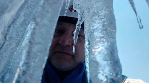 Mann und Eiszapfen