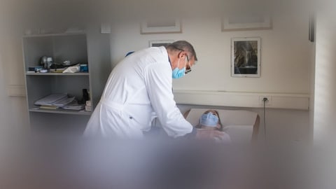 Arzt untersucht einen Patienten.