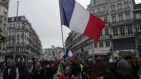 Protestierende mit französischer Flagge.