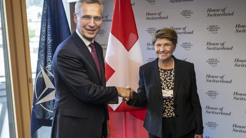 Jens Stoltenberg und Viola Amherd geben sich die Hände.