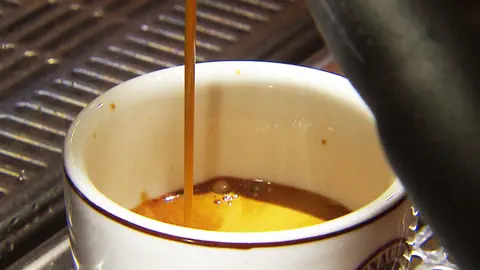 Frisch gebrauter Kaffee läuft in die Tasse