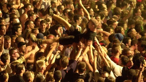 Ein Mann wird vom Publikum über die Köpfe hinweggetragen, im Fachjargon Crowdsurfing genannt.