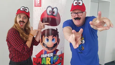 Redaktorin mit Charles Martinet, der Super Mario seine Stimme leiht