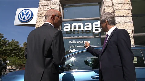 Amag-CEO betrachtet neuen Schriftzug