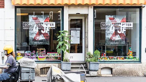 Eine Café-Front: zwei grosse Fenster.