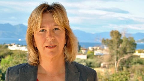 Corinna Jessen bei TV-Schaltung nach Athen mit Mikrofon.