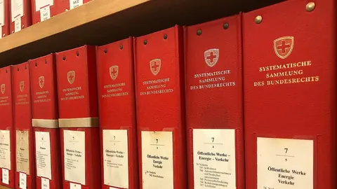 Rote Ordner der Systematischen Sammlung des Bundesrechts in der Schweizerischen Nationalbibliothek in Bern.