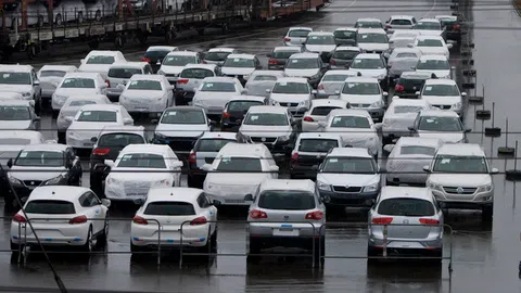  Neuwagen von VW, Skoda und Audi auf einem Parkplatz der Amag Gruppe in Schinznach Bad im Kanton Aargau neben der Autobahn A3.