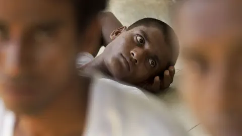 Junger Rohingya in Sri Lanka, nachdenklicher Blick.