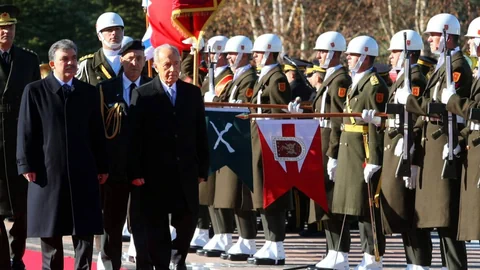 Abdullah Gül und Shimon Peres nehmen die Ehrengarde ab anlässlich eines Besuchs in Ankara.