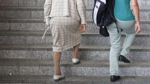 Zwei Frauen gehen die Treppe am Bahnhof Solothurn hoch.