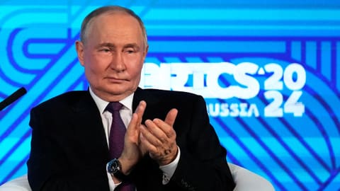 Putin klatscht vor BRICS 2024 Hintergrund.