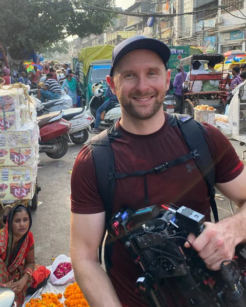 René Schönenberger mit Kamera auf einem Markt in Indien