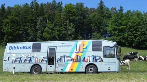 Bibliobus der Université populaire jurassienne.