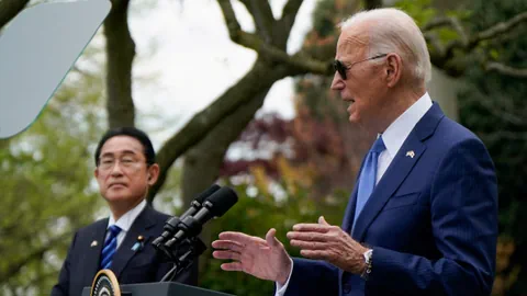 Biden und Kishida vor Mikrofonen.