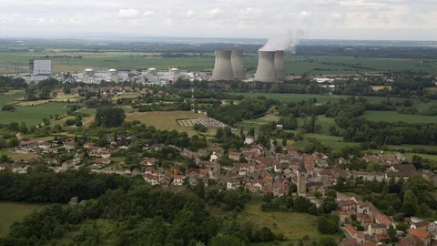 Blick auf das AKW Bugey und die Kleinstadt Saint-Vulbas