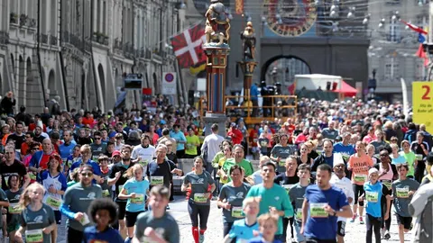 Gasse beim Käfigturm voll Läuferinnen und Läufer