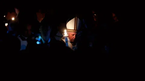 Papst Franziskus mit einer Kerze