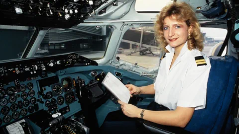 Gabrielle Musy sitzt in Uniform im Cockpit ihres Flugzeugs.