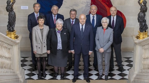 Gruppenbild der neun Mitglieder des französischen Verfassungsrats.