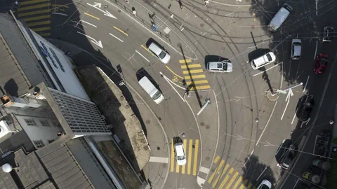 Die Kreuzung beim Zürcher Central ist von oben zu sehen, Autos und Fussgänger auch.