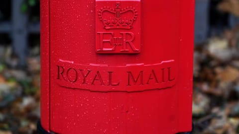 Ein roter Briefkasten mit der Aufschrift «Royal Mail»