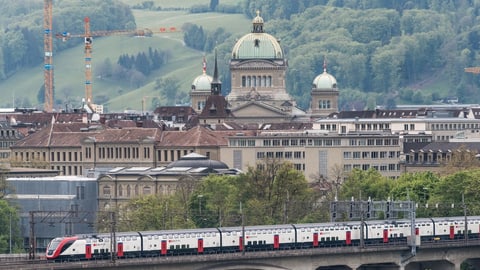 Zug auf einer Brücke in Bern