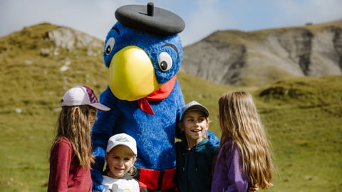 Globi mit Kindern auf der Engstligenalp.