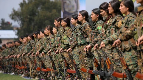 Bewaffnete YPG-Kämpferinnen in Reih und Glied.