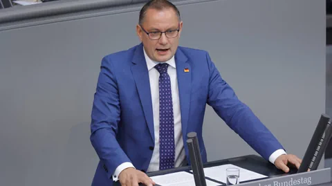 Tino Chrupalla spricht vom Rednerpult im Bundestag