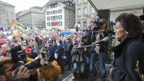 Eveline Widmer-Schlumpf bei einer Veranstaltung auf dem Bundesplatz am 11. April 2008.