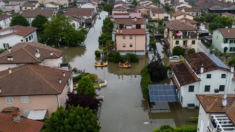 Ein Blick von oben auf ein Wohnquartier: Dort, wo Strassen sein sollten, ist ein Fluss.