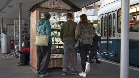 Foodautomat auf Traminsel, Personen, Tram