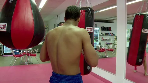 Der 17-Jährige Brian beim Thaibox-Training.