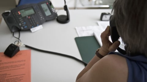 Frau an einem Telefon