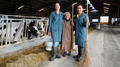 Bei der Stallarbeit: Maya Baer, Anastasia und Sara Guzmán Pérez auf dem Hof in Rifferswil ZH.