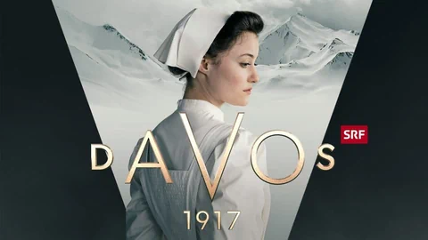 Visual von Davos 1917 zeigt eine Krankenschwester vor einer Bergwelt.