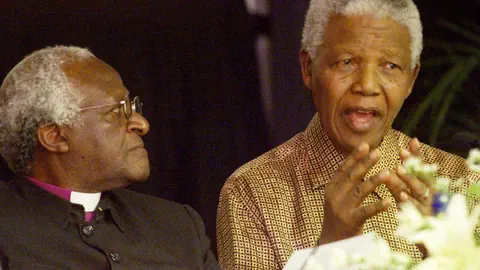 Tutu 2001 an der Seite von Nelson Mandela.