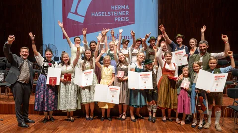 Die Herma-Haselsteiner-Preisträger des 25. Alpenländischen Volksmusikwettbewerbes.