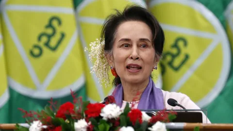 Aung San Suu Kyi am Rednerpult.