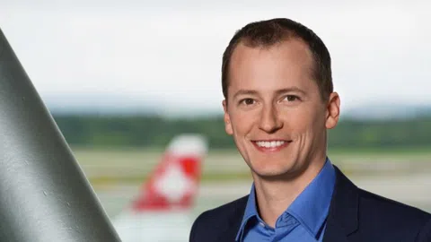 Michael Weinmann, im Hintergrund ein Swiss-Flieger